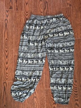 Source Unknown Black & White Elephant Print Ankle Pants
